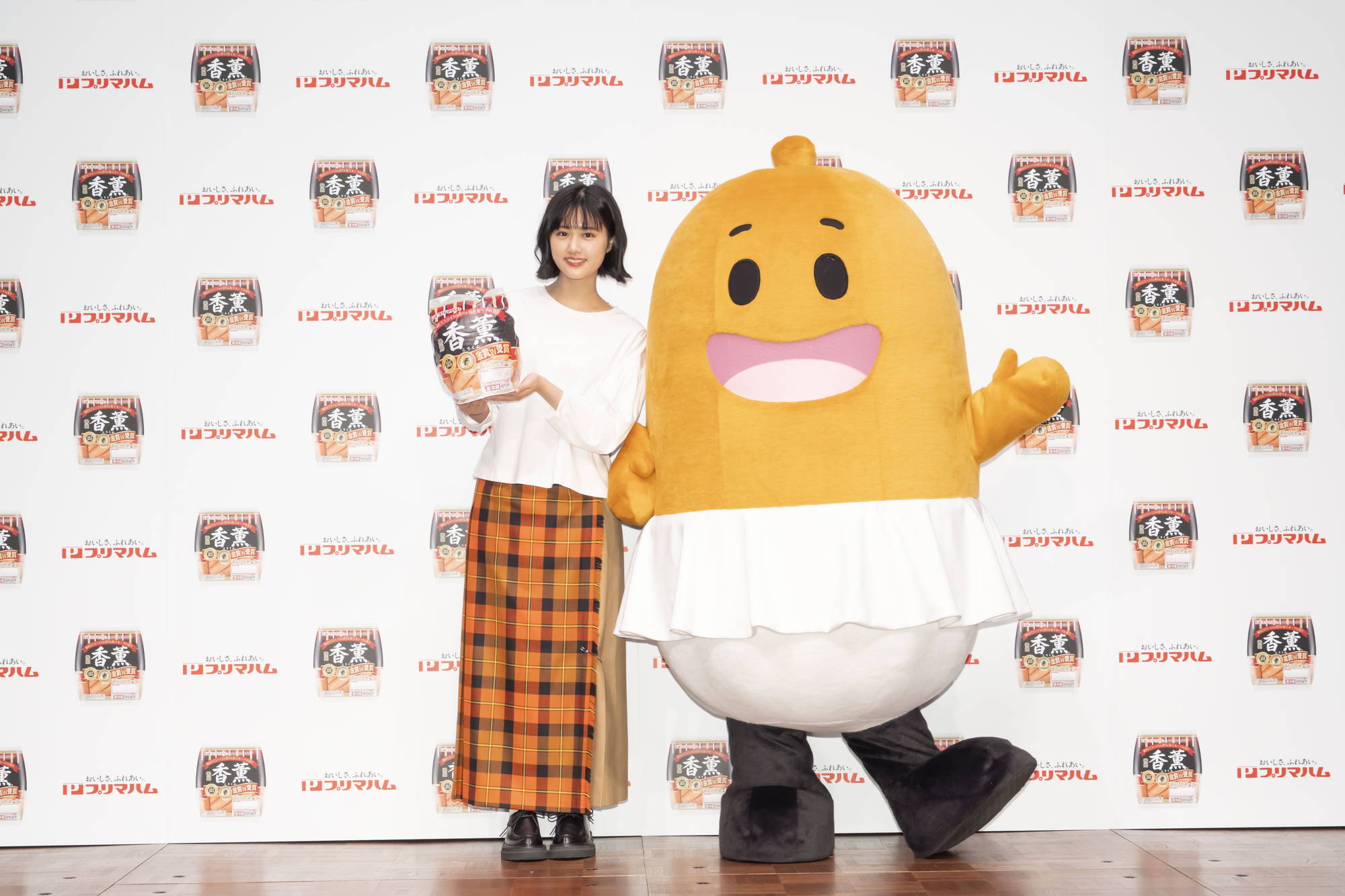 原菜乃華は香薫キャラクター、あらびき星人「ソップリン」と仲良く登場