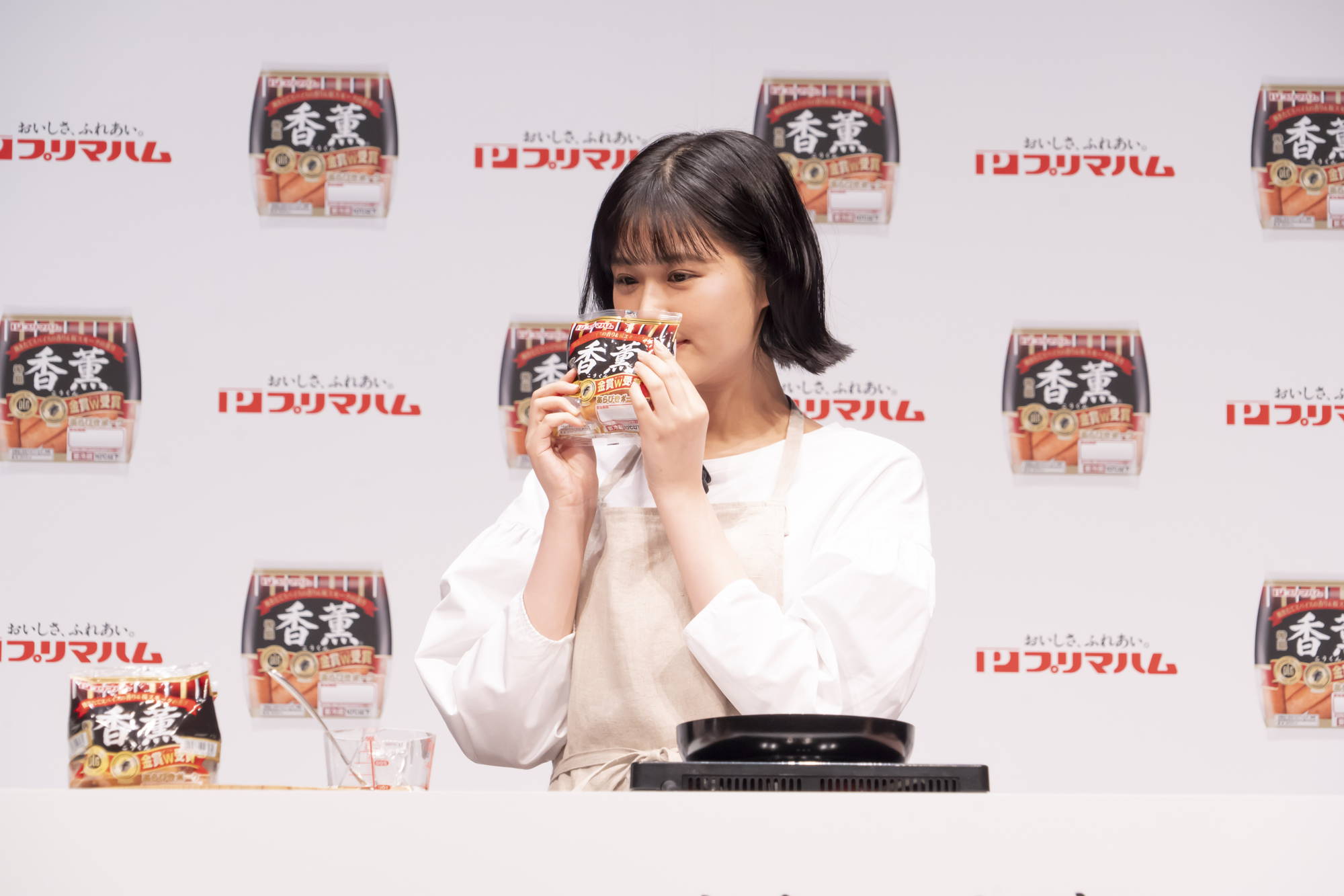 原菜乃華　香薫®の香りを嗅ぐ